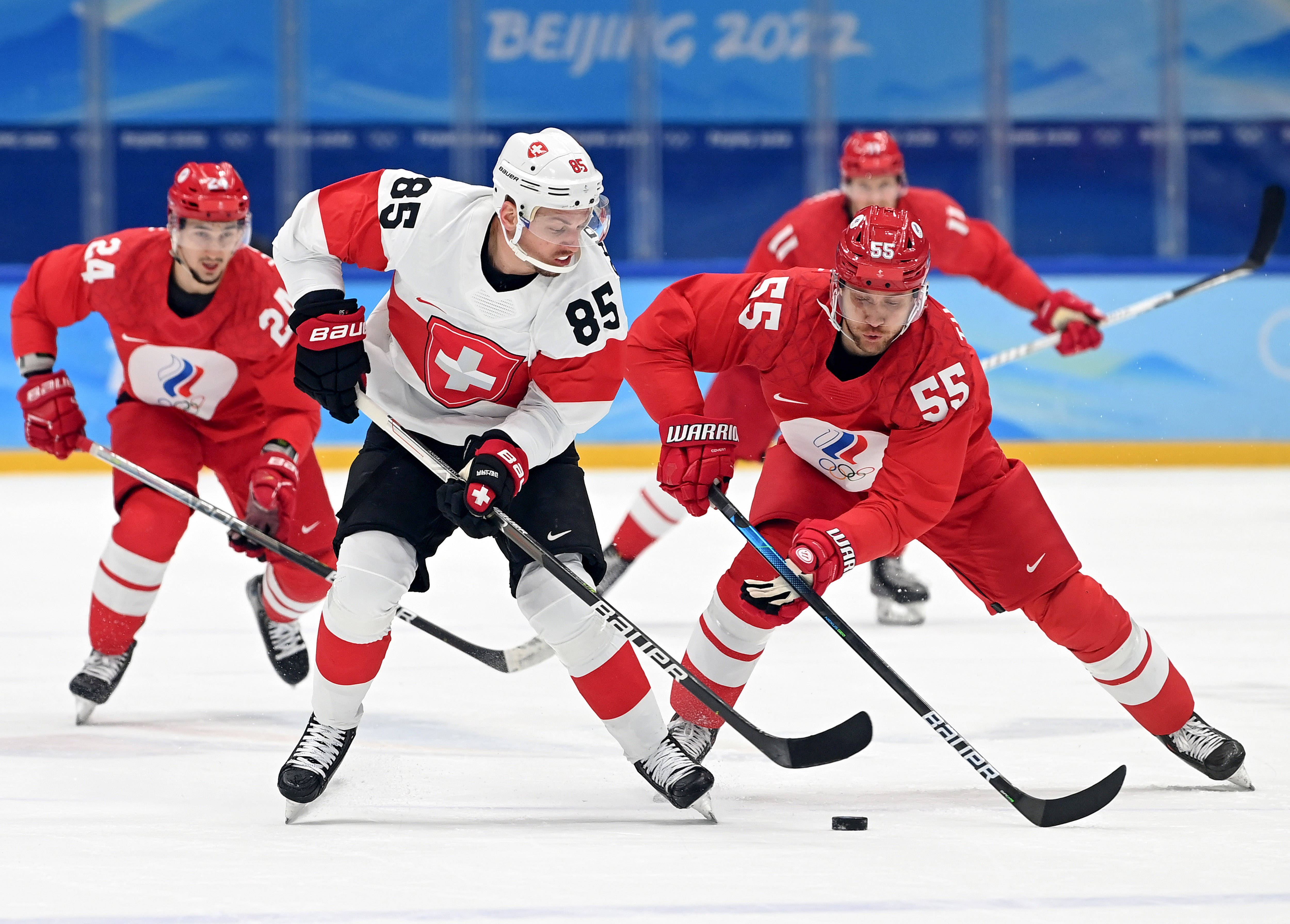 冰球邀请赛，西城海豚队与瓯越铁骑队大胜，阵地战处理得当！中场绞杀压制对手的简单介绍-爱游戏中国